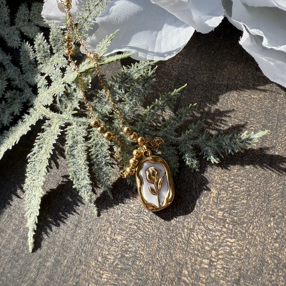 Elegant Gold and white rose floral pendant NEW